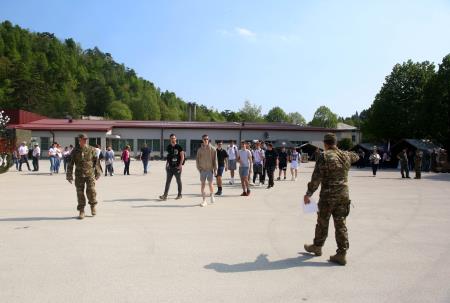 Seznanitev vojaških obveznikov s pravicami in dolžnostmi vojašnica Postojna 04 Foto Ljubo Vukelič